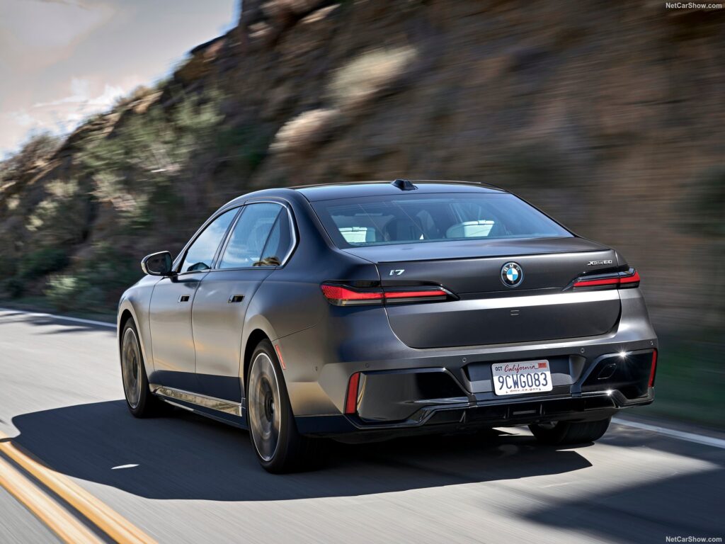 BMW i7 xDrive60 elektromos luxuslimuzin úton