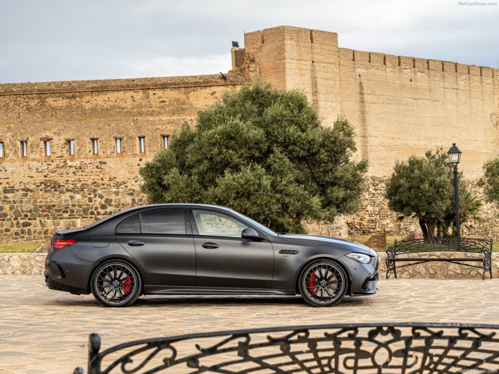 Mercedes-AMG C63 S E Performance szedán oldalnézetből