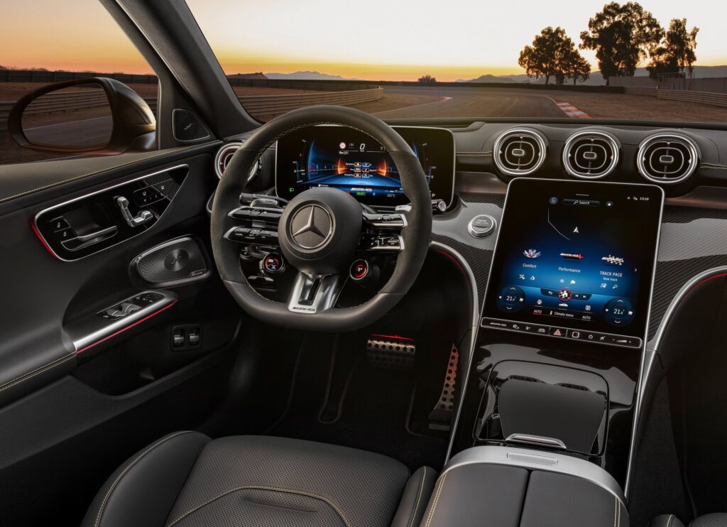 Mercedes-AMG C63 S E Performance belső tere álló érintőképernyővel