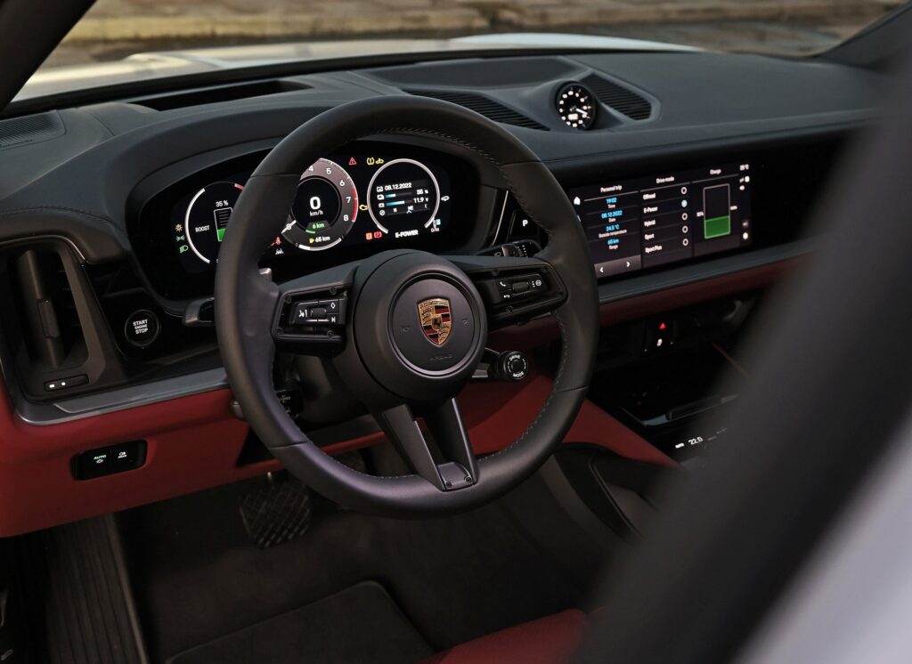 Porsche Cayenne Coupé műszerfala és kormánya