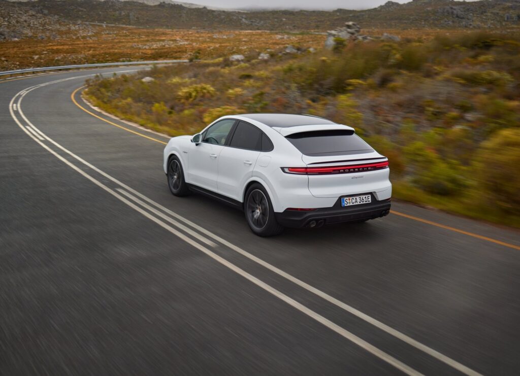 Porsche Cayenne Coupé kanyargós őszi úton