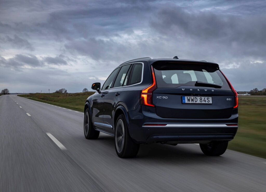 Volvo XC90 borult égbolt alatt, nedves őszi úton